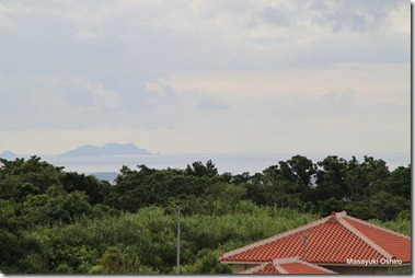 遠くに東シナ海に浮かぶ渡嘉敷の島々が見える