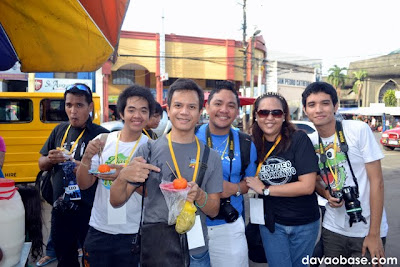 Davao bloggers enjoying kwek-kwek at Rizal Park. Masarap ba?