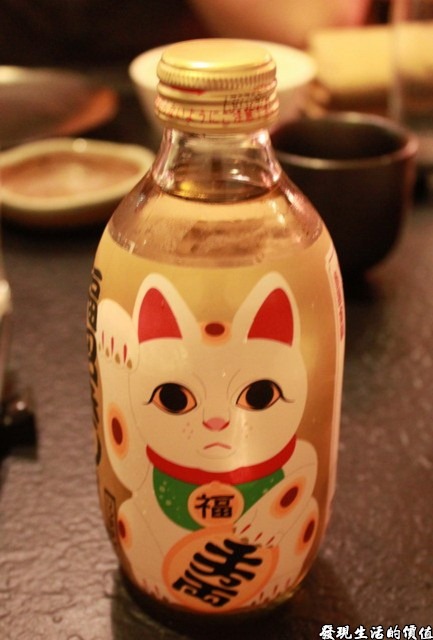 台南-花川日本料理。招財貓汽水，小小地一瓶就要NTD50，喝起來跟芬達很像，不知道是不是日本的進口貨？