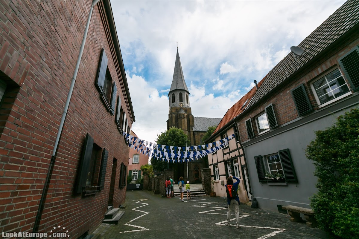 LookAtEurope.com | Европейские фото путешествия. Германия, Дормаген. Крепость-таможня Цонс, неоготическая церковь Святого Мартина | Germany, Dormagen Zons