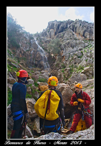 Preparando el rapel 4. Al fondo la gran cascada. Preparando el rapel 4. Al fondo la gran cascada.