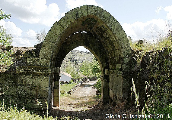 Glória Ishizaka - Vila do Touro - ruína da entrada-saída do castelo