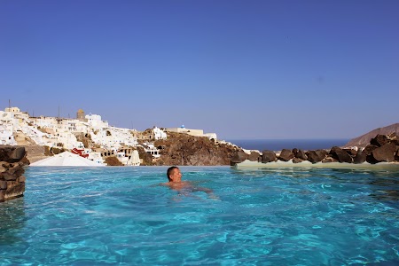 09. Infinity pool - Santorini.JPG