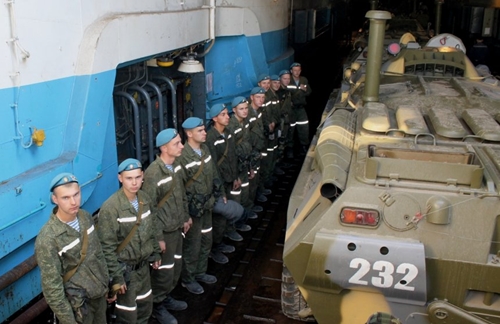"Запад-2013": Погрузка белорусских военных на российские БДК