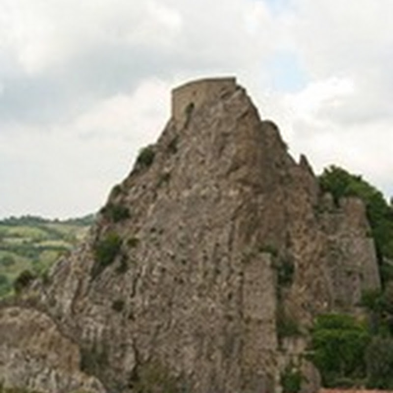 Roccalbegna e il suo "sasso" altissimo scoglio caratterizzato da pareti levigate che lo fanno simile ad una torre.