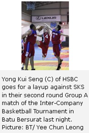 Yong Kui Seng (C) of HSBC goes for a layup against SKS in their second round Group A match of the Inter-Company Basketball Tournament in Batu Bersurat last night. Picture: BT/ Yee Chun Leong 