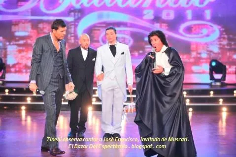 Tinelli observa cantar a José Francisco, invitado de Muscari..JPG