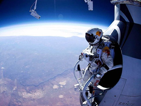 felix-baumgartner-standing-in-his-capsule-about-to-dive