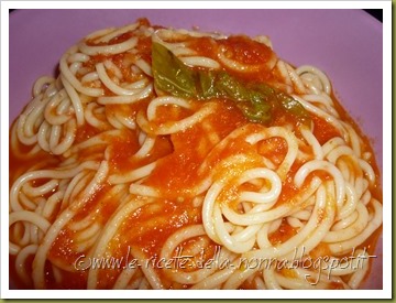 Spaghetti al sugo di pomodoro e basilico (5)