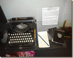 des souvenirs, des personnages, des copies de carnets, une machine à écrire Underwood, 