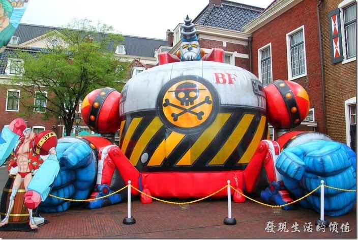 日本北九州-豪斯登堡(千陽號)。這來還有個大型的佛朗基機器人造型的充氣氣球，超威武的。