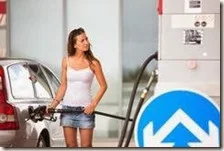 Una donna fa benzina