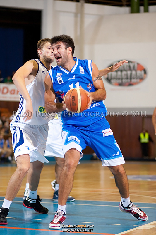 Virgil Stanescu (albastru) incearca sa treaca de Drasko Albijanic, in meciul dintre CSU Asesoft Ploiesti si BC Mures Tirgu Mures din cadrul turneului amical Mures Cup, disputat joi, 8 septembrie 2011 in Sala Sporturilor din Tirgu Mures