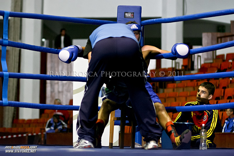 Un pugilist primeste ingrijiri in timpul unui meci din cadrul Campionatului National de Box ce se desfasoara in Sala Sporturilor din Targu Mures in perioada 27 iunie - 2 iulie 2011