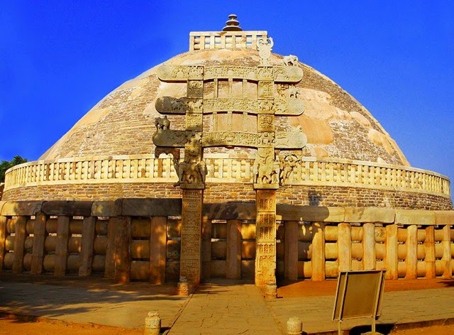 [800px-Sanchi_Stupa_from_Eastern_gate%252C_Madhya_Pradesh%255B3%255D.jpg]
