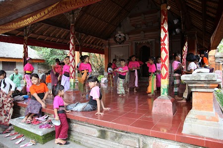 16. Copii din Bali invata dansuri traditionale.JPG