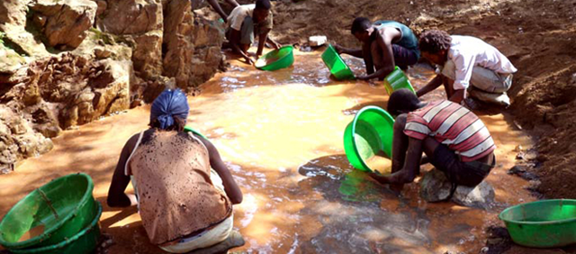 Small-scale gold production using mercury in Africa. Photo: arlgold.com via UNEP