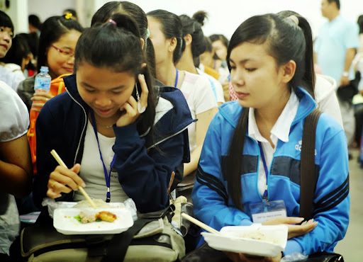 Các thí sinh ăn sáng trước khi đến trường thi