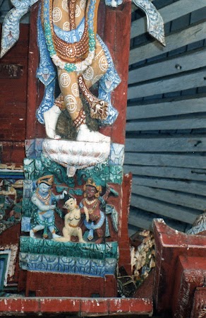 Obiective turistice Nepal: pedepsire femei necredincioase.jpg