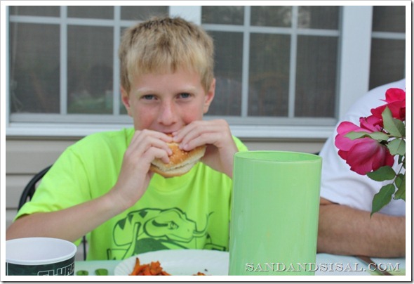 kid eating crabcake burger (800x533)