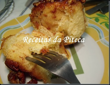Rolos de canela e caramelo de nozes pecãs-fatia partida Rolos de canela e caramelo de nozes pecãs-fatia partida