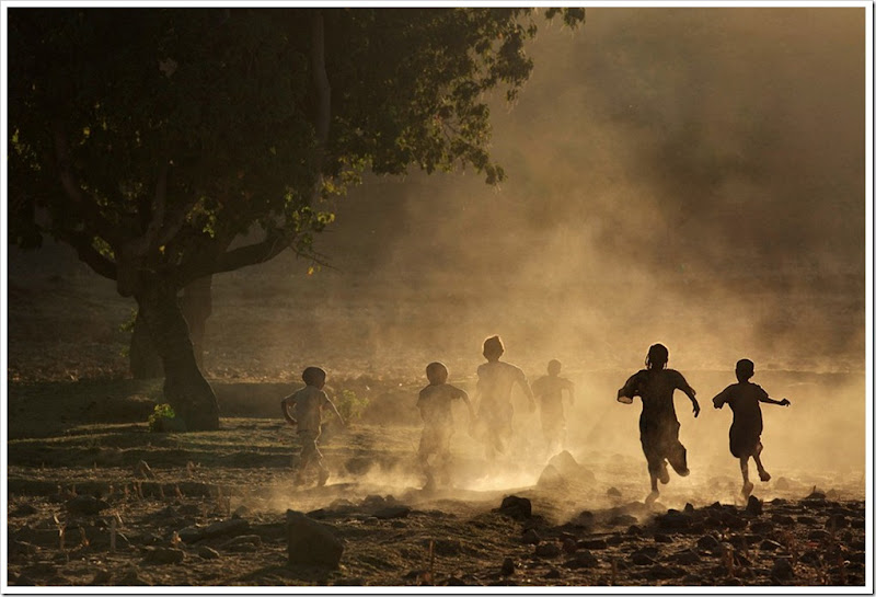 003_Children-running-at-sunset