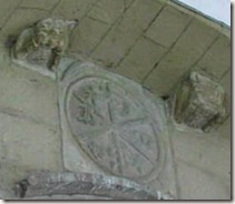 Crismón y canecillos románicos - Iglesia de la Asunción - Urroz-Villa