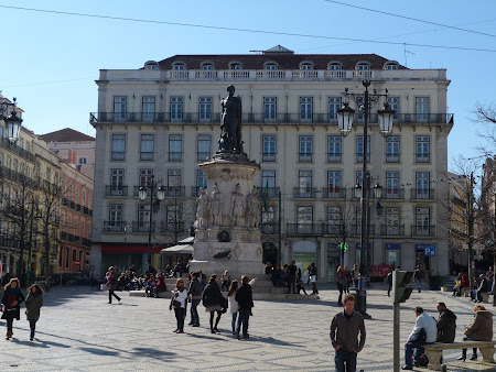 Obiective turistice Lisabona: statuia lui Camoes