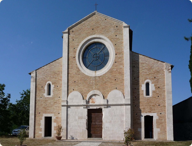 La chiesa di Santa Maria di Ronzano rappresenta un interessante esempio di propagazione di modelli architettonici pugliesi in Abruzzo.