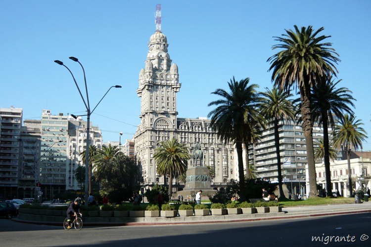 tras la plaza independencia - palacio salvo - montevideo - uruguay