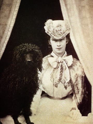 Esta foto pertenece a las famosa serie de fotos en la ventana, pero es una de las pocas en que la emperatriz aparece de frente.