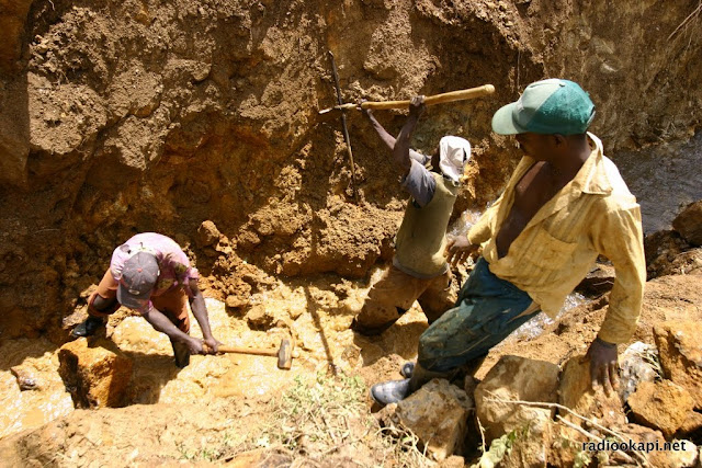 Des creuseurs dans une mine artisanale de cassitérites, Sud Kivu, 2006.