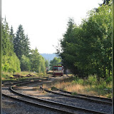 Bahn Richtung Karlovy Vary wartet im Bahnhof