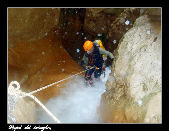 Inicio del rapel del tobogán. Inicio del rapel del tobogán.