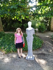 2014.08.03-070 Stéphanie dans le parc de Bruxelles