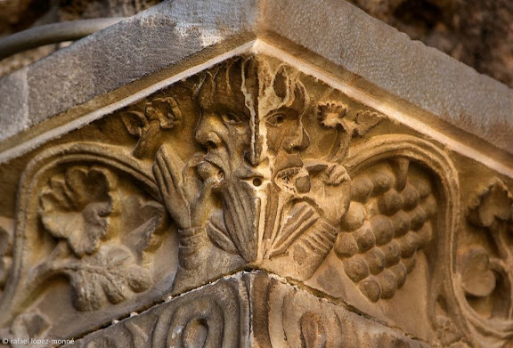 Detall de tres cares a un dels capitells romànics del claustre.Catedral de Santa Maria, catedral de Tarragona.Tarragona, Tarragonès, Tarragona