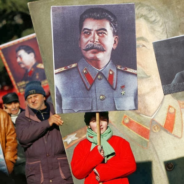 [People-carry-portraits-Stalin%255B4%255D.jpg]