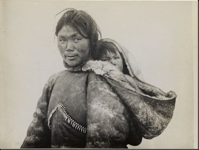 "Fonds Chusseau-Flaviens. Femme eskimo portant son enfant sur le dos". Laponie (Finlande). Photographie de Ch. Chusseau-Flaviens (actif 1890-1920), 1900-1920. Paris, Bibliothèque Marguerite Durand.