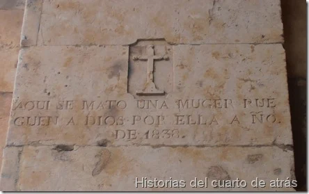 inscripción aquí murió una mujer en la plaza Mayor de Salamanca