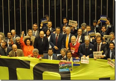 03/09/2013. Crédito: Carlos Moura/CB/D.A Press. Brasil. Brasília - DF. Deputados com faixa manifestam em prol do Voto Aberto, no plenário da Câmara dos Deputados, no Congresso Nacional. 