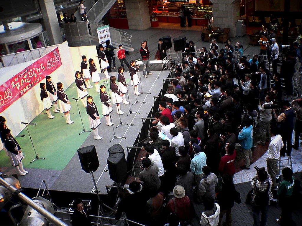 [1024px-AKB48%25E2%2580%2590%25E6%25A1%259C%25E3%2581%25AE%25E8%258A%25B1%25E3%2581%25B3%25E3%2582%2589%25E3%2581%259F%25E3%2581%25A1%255B2%255D.jpg]