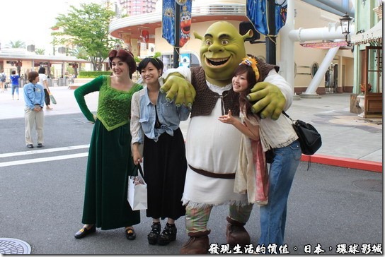 日本-環球影城，詼諧的史瑞克正在捉弄遊客，一旁的公主笑臉迎人的與遊客合影。