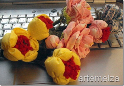 artemelza - flor de fuxico e feltro almofadada