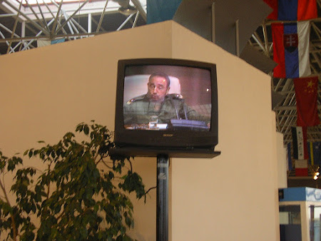 Tari sub dictatura: Fidel vorbeste la televizor, aeroportul Havana, Cuba