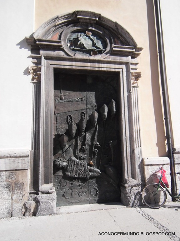 [038-Liubliana-Catedral.Puerta-latera%255B1%255D.jpg]