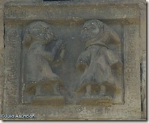 Personajes con la inscripción fundacional - Iglesia del Santo Sepulcro - Estella