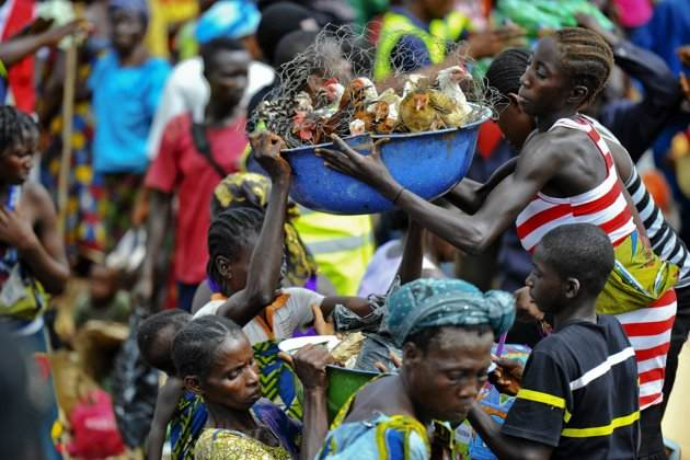 Flood evacuees from Odogwu in Ibaji local government area arrive at the beach of Idal in Nigeria's central state of Kogi, 28 September 2012. Nigeria's worst flooding in decades has displaced more than 600,000 people in the centre of the country over the past week and stranded some villagers on rooftops. Afolabi Sotunde / REUTERS