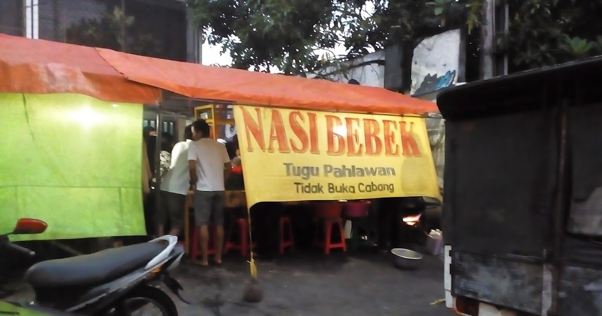 tenda kaki lima bebek tugu pahlawan