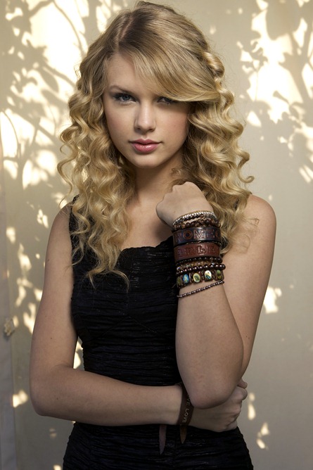 [Taylor%2520Swift%2520with%2520black%2520dress%2520looks%2520lovely%255B3%255D.jpg]