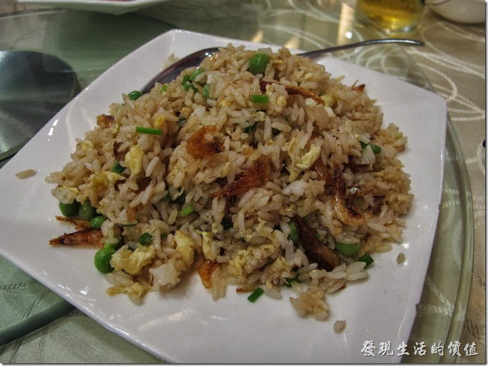 上海-寶島曼波。櫻花蝦炒飯，看起來有點揚州炒飯的樣子，用的好像是長條形的泰國米，味道還可以，櫻花蝦似乎少了點。